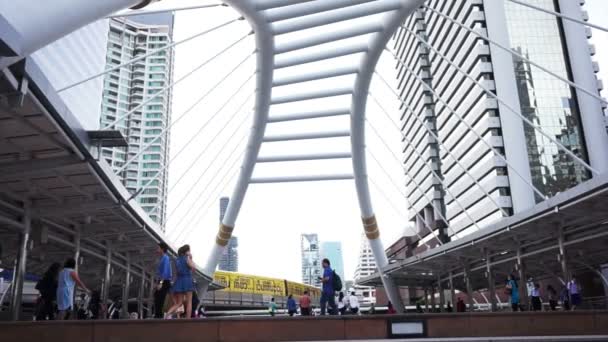 Bangkok, Thailand - juni 2015: Bangkok landmark op Chongnonsi Skybridge en mensen overschrijden — Stockvideo