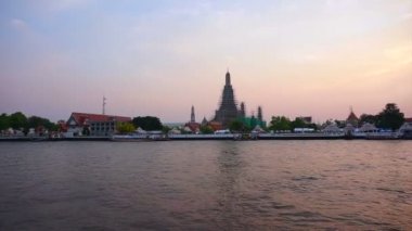 Pan günbatımı, Bangkok, Tayland, Chao Phraya Nehri şafak Tapınağı Wat Arun ateş. alacakaranlık an ünlü Skyline
