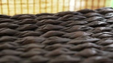 Rattan doku yatay izleme ve bambu perde yakın çekim. Asya iç tarzı