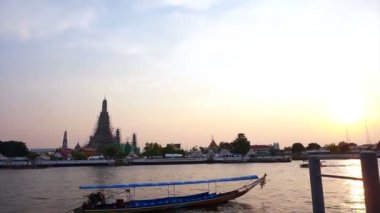 Bangkok, Tayland için Chao Phraya Nehri. Tekneler Tapınağı ile akşam taşımacılığında şafak arka plan trafik