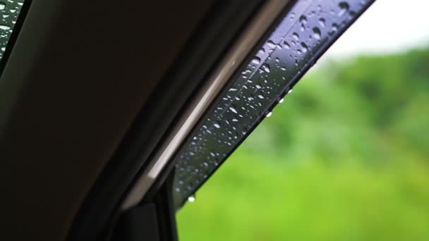 Yağmur Su damlacıkları araba ön cam üzerinde — Stok video