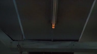 Korku sahne film soyut düşüş ve Floresan ışık yanıp sönüyor