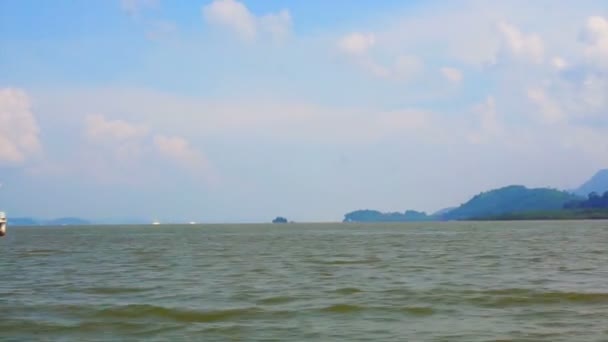 Vista de barco de velocidade navegando através do mar oceano — Vídeo de Stock