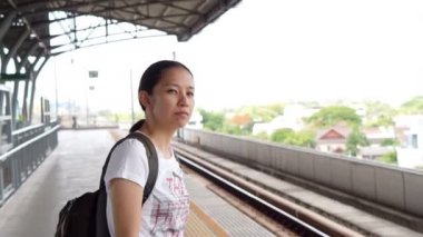 Asya turistik tren istasyonunda video. Duygu kaybetti ve karıştırmayın