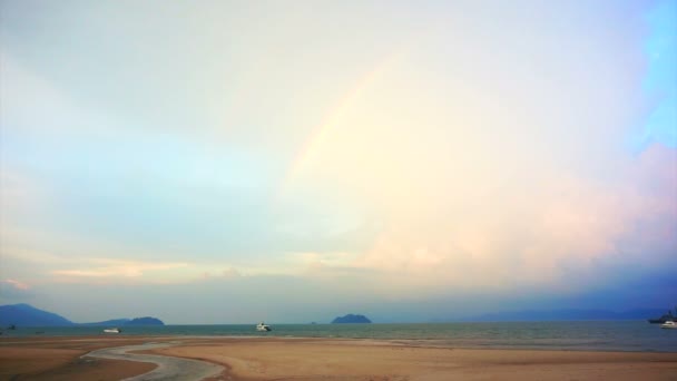 Video di arcobaleno sulla spiaggia dell'Oceano — Video Stock