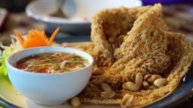 Kızarmış yayın balığı baharatlı salata, Asya Tayland Mutfağı yemek. Tatlı ve ekşi baharatlı sos ile servis yapın