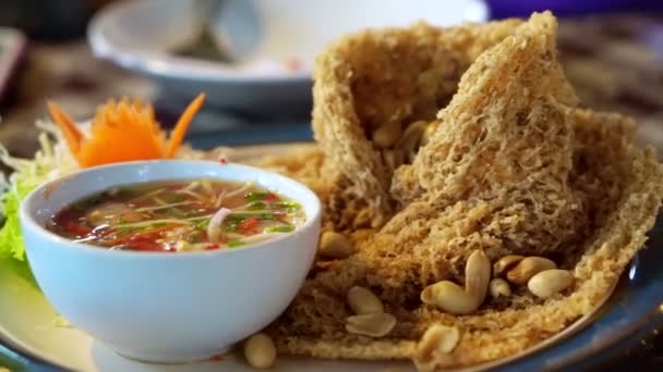 Salade épicée de poisson-chat frit, cuisine asiatique thaïlandaise. Servir avec une sauce piquante aigre-douce — Video