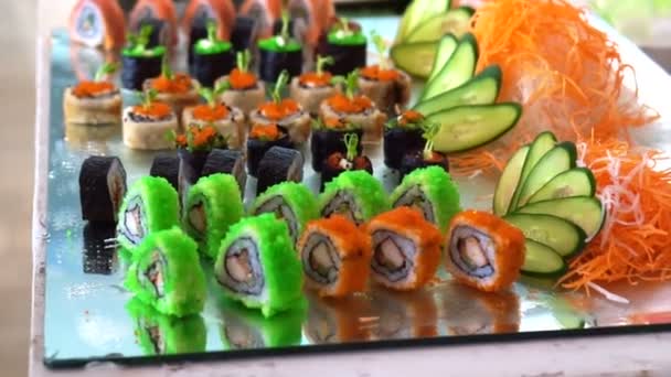 Färgglada Sushi buffé display i restaurang — Stockvideo