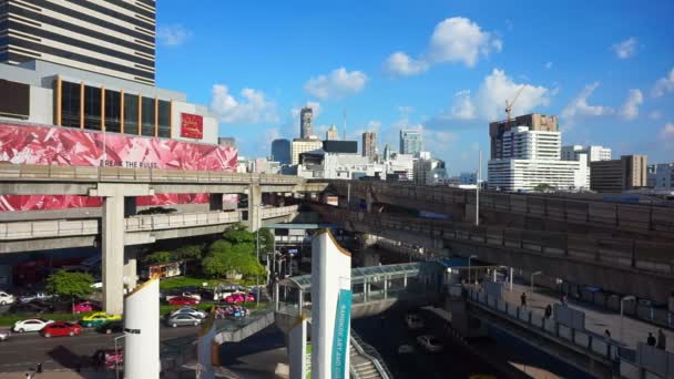 Bangkok, Tailandia, 31 de octubre de 2015: Transporte de tráfico en la zona de MBK del centro de Bangkok. Coche, motocicleta y BTS sky train junction avance rápido — Vídeos de Stock