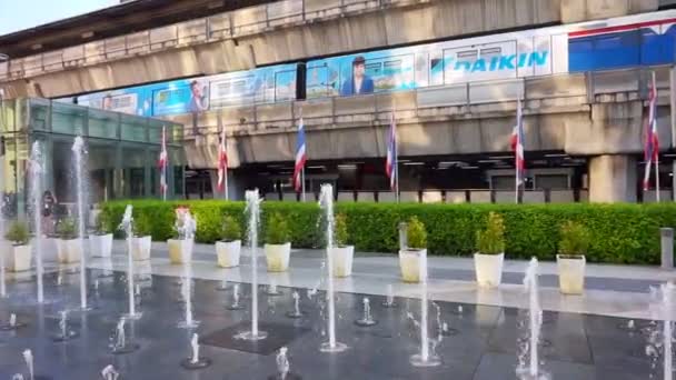 Bangkok, Tailandia - 31 de octubre de 2015: Siam Paragon shopping mall fountain with sky train station and crowd people — Vídeos de Stock