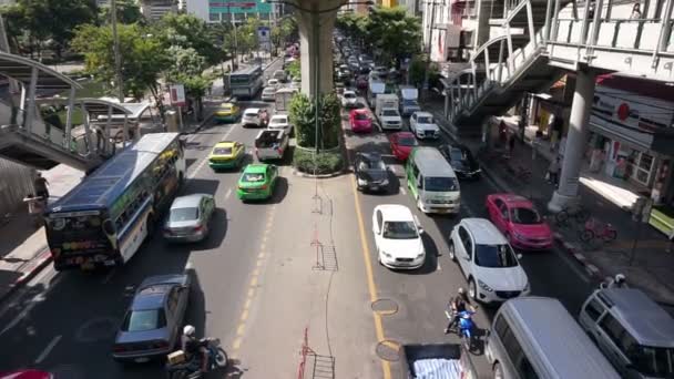 Bangkok, Tayland - Ekim 2015: ulaşım Bangkok, arabalar ve gökyüzü tren trafik sıkışıklığı — Stok video