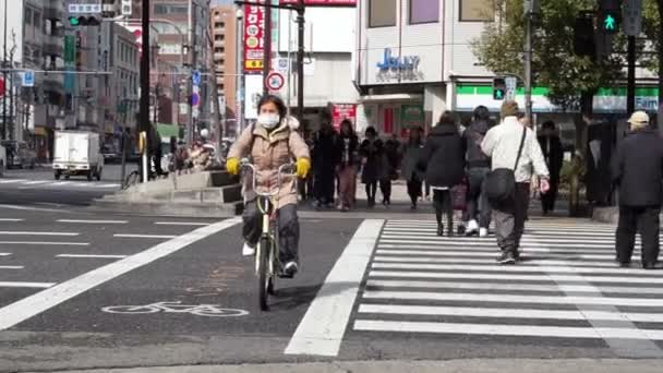 大阪，日本-2015 年 3 月: 交通及人口迁移通过城市繁忙的街道与沿边商店视图视图 — 图库视频影像