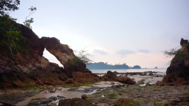 Bella scena serale al tramonto se il mare delle Andamane. Spiaggia dell'isola in Ranong Tailandia — Video Stock