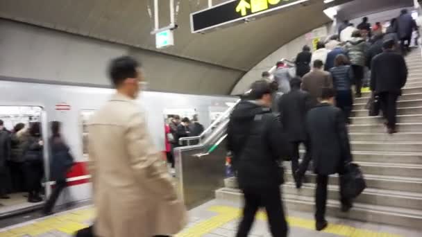 Osaka, Japonsko: březen 2015: japonských manažerech dojíždějící chůzi spěchal do metra a vlakového nádraží — Stock video