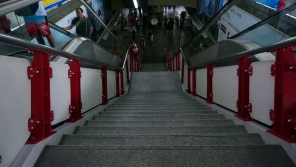 Bangkok, Tailandia - Octubre 2015: Escalera principal y escaleras mecánicas en la estación de Siam con el pasajero del tren del cielo BTS. El mayor cruce de tránsito para el transporte de Bangkok — Vídeos de Stock