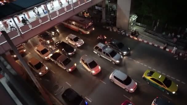 Bangkok, Tailândia: Outubro de 2015: tráfego noturno após a hora de ponta do trabalho em Bangkok. Trânsito entre o comboio do céu e o autocarro na estação Mo Chit — Vídeo de Stock