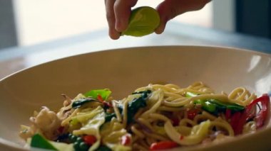 limon sıkmak Tay gıda, deniz mahsulleri spagetti sarhoş