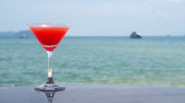 Video yaz tropik sahilde kokteyl kırmızı