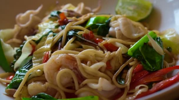 Koken thai fusion dronken pittige noodle zeevruchten — Stockvideo