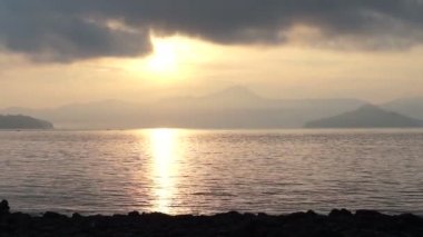 Andaman okyanus Denizi adası ve deniz manzarası ile yukarıda altın gündoğumu video