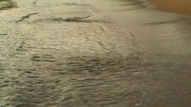 Rolar para a frente das ondas na praia de areia — Vídeo de Stock