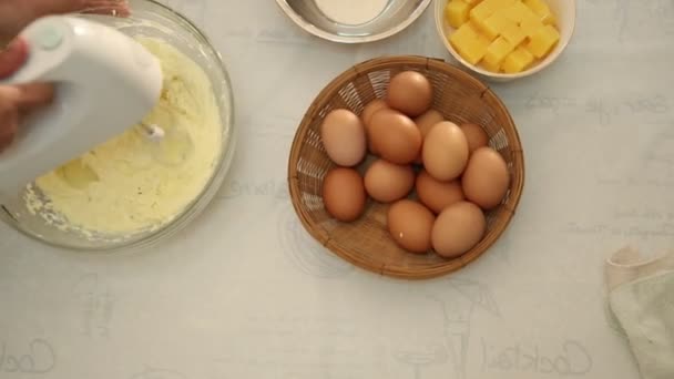 Licuadora mezclar y batir el azúcar y la crema en el queso para postre de pastel de queso — Vídeo de stock