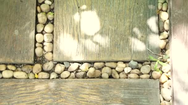 dlažba zahradní krajiny design. oblázkové kameny a dřevěné prkno na podlahu