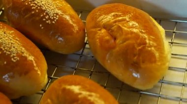 Susam ile pişmiş taze organik ekmek