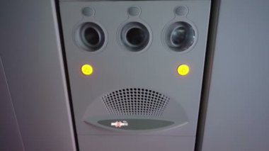 Uçağın iç. Yolcu tabela Merkez over