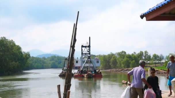 Ranong, Tailandia - Octubre 2015: Pequeño muelle de pescado local en Tailandia. Esperando para tomar el barco a la isla — Vídeos de Stock