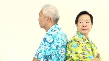 Video Asya kıdemli çift dövüş, tatil gezisinde birbirlerine somurtarak ve olsun üzgün