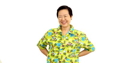 Asyalı kadın kıdemli gülümseme yeşil hawaii gömlek beyaz izole bac
