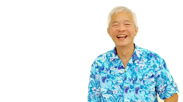 Asiatiska senior kille på blue hawaii skjorta skrattar på vita isolatet — Stockfoto