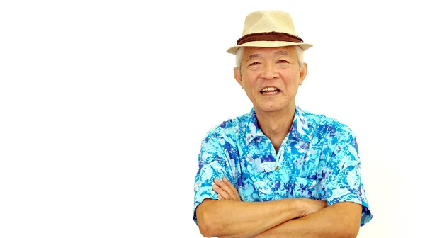 Ásia sênior cara no azul hawaii camisa vestindo chapéu pronto para holi — Fotografia de Stock