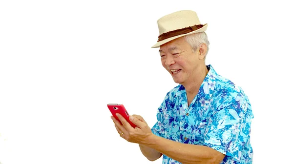Ásia homem no hawaii camisa uso inteligente telefone no férias viagem — Fotografia de Stock