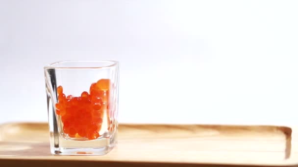 Caviar rouge, oeufs de saumon, ikura en verre de verre savoureux fruits de mer crus — Video