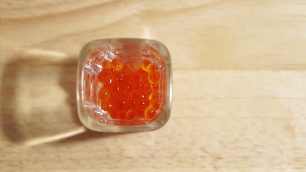 红色，鲑鱼鱼子酱，在子弹的杯可口的生海鲜生仓 — 图库视频影像