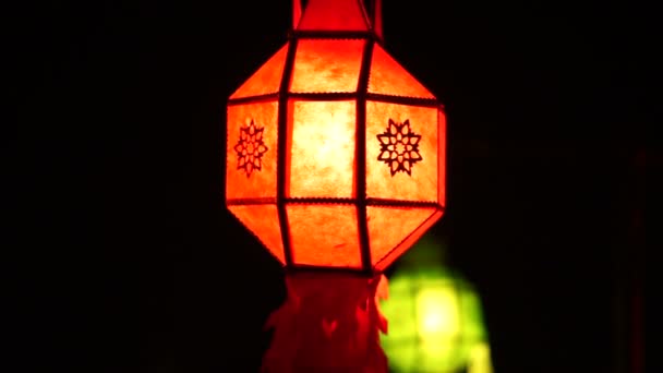 Бумажные фонари в тайском стиле, украшенные на фестивале Yee-peng, ChiangMai Thailand — стоковое видео