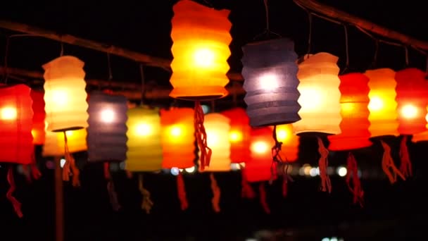 Бумажные фонари в тайском стиле, украшенные на фестивале Yee-peng, ChiangMai Thailand — стоковое видео