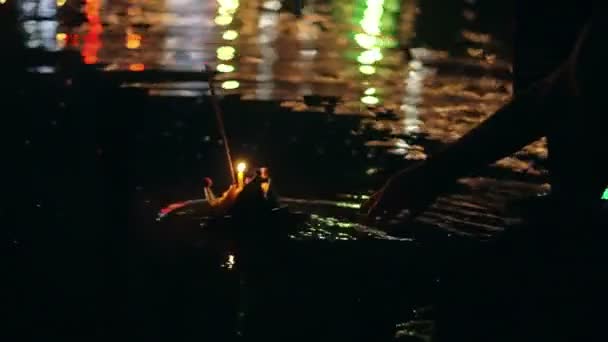 Loi Krathong festival à Chiangmai Thaïlande, panier flottant de fleurs sur la rivière pendant célébré sur la pleine lune thaïlandaise calendrier lunaire — Video