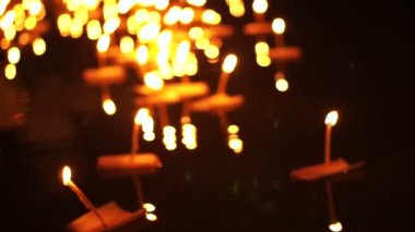 Loi Krathong Festivali Chiangmai, Tayland. Yüzen binlerce sepetleri dekore edilmiş ve mumlar ödemek için nehir tanrıça için saygı duyuyorum. Dolunay gecesi Tay geleneksel kültür