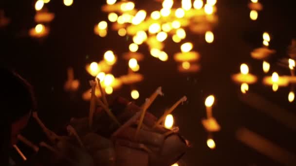 Loi Krathong Festival in Chiangmai, Thailand. Thousand of floating decorated baskets and candles to pay respect to river goddess. Thai traditional culture on full moon night — Stock Video