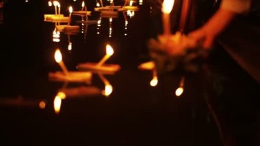 Loi Krathong Festivali Chiangmai, Tayland. Yüzen serbest el sepetleri ve mumlar nehir Tanrıça saygı ödemek için dekore edilmiştir. Dolunay gecesi Tay geleneksel kültür