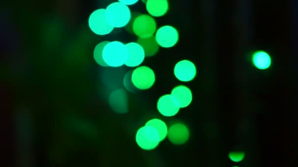 Video von Weihnachten und Neujahr Dekoration Licht. abstraktes verschwommenes Bokeh-grünes Licht — Stockvideo