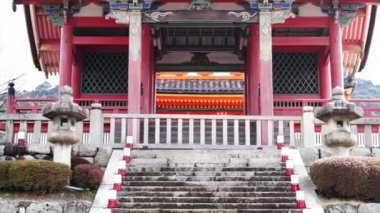 Kyoto, Japonya - Mart 2015: Fushimi Inari tapınak pagoda ve tapınak girişinde