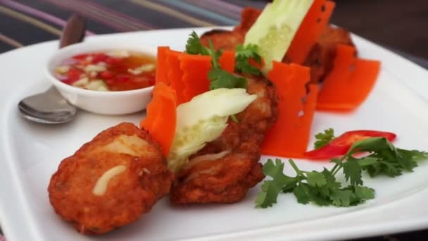 Video der traditionellen thailändischen Küche mit Fusion-Dekoration. Curry-Fischkuchengericht — Stockvideo