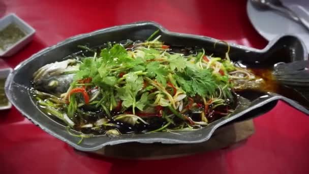 Video of Chinese food style whole fish steam with soy sauce and spring onion — Stock Video