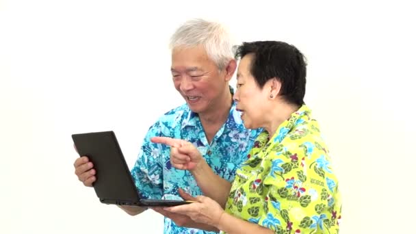 Vídeo Videollamada de pareja mayor a la familia del viaje de vacaciones. Felizmente saludando y sonriendo a la cámara del ordenador — Vídeo de stock