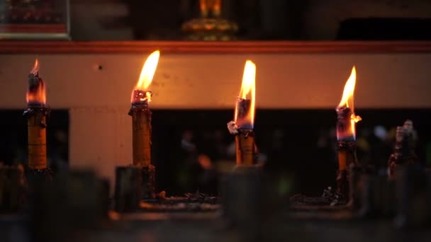 Свічки горять у храмі. Абстрактний крок, рівень, віра та віра у релігію — стокове відео
