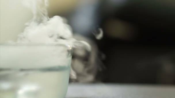 Kochendes Trockeneis in einem Wasser mit überfließendem weißen Rauch — Stockvideo